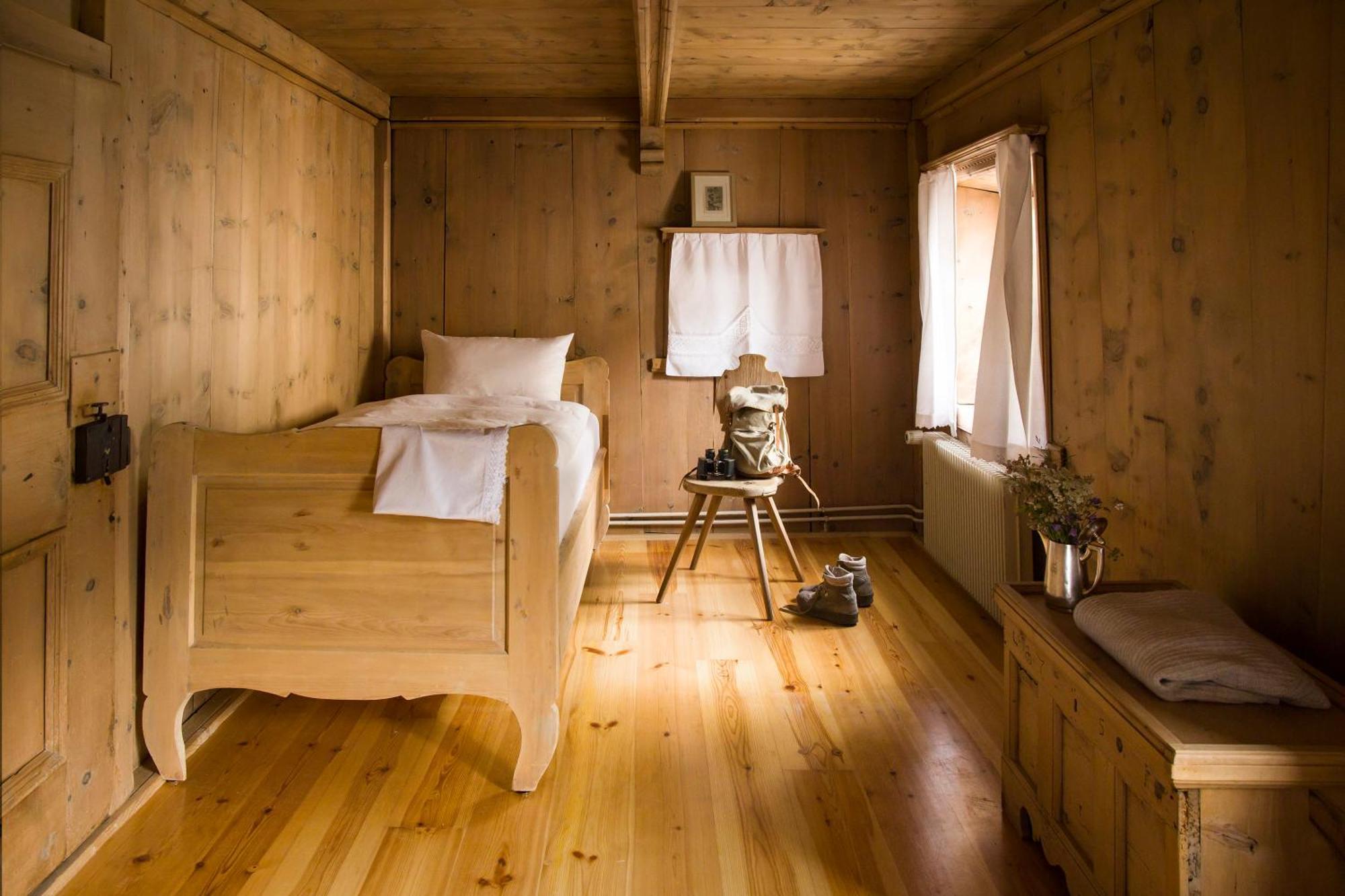 Hotel Chasa Chalavaina Mustair Room photo