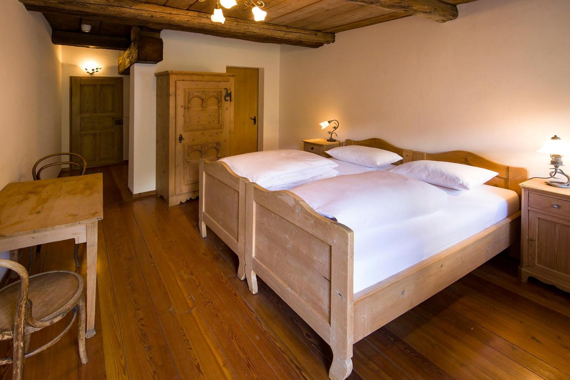 Hotel Chasa Chalavaina Mustair Room photo