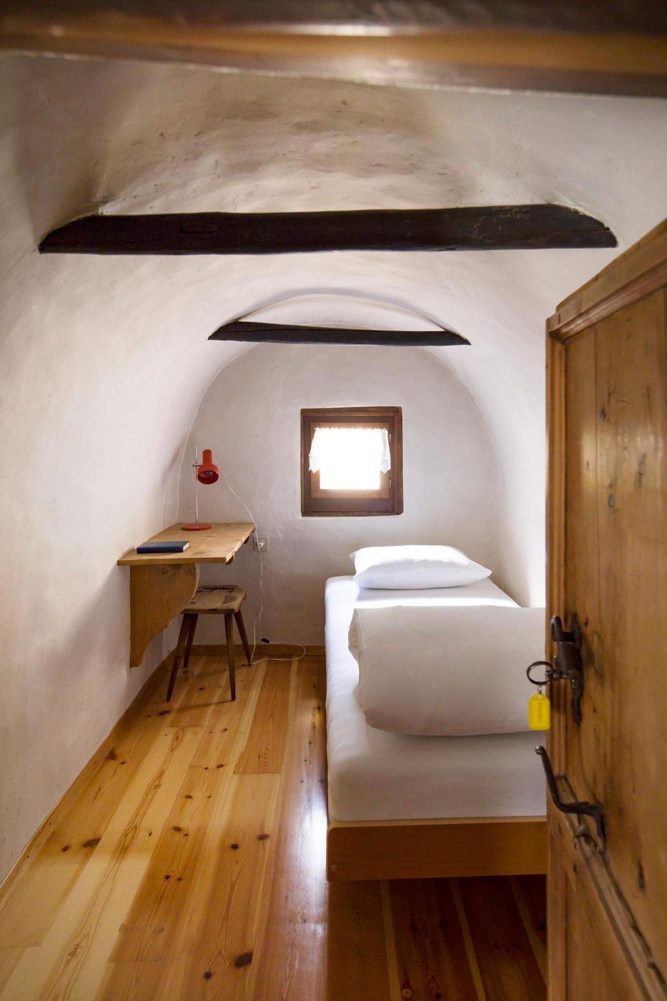 Hotel Chasa Chalavaina Mustair Room photo