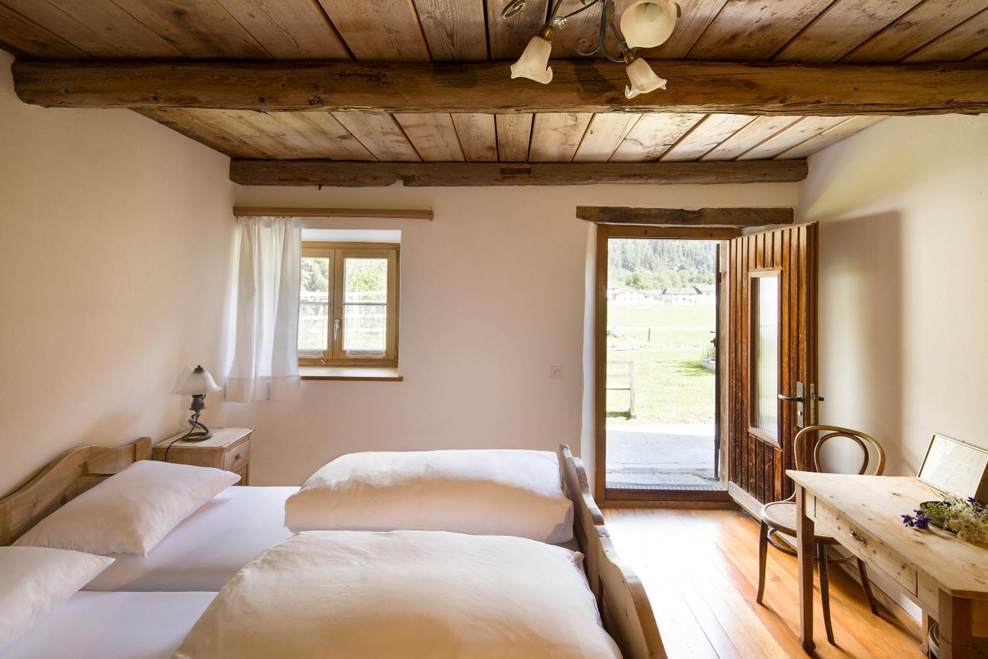 Hotel Chasa Chalavaina Mustair Room photo